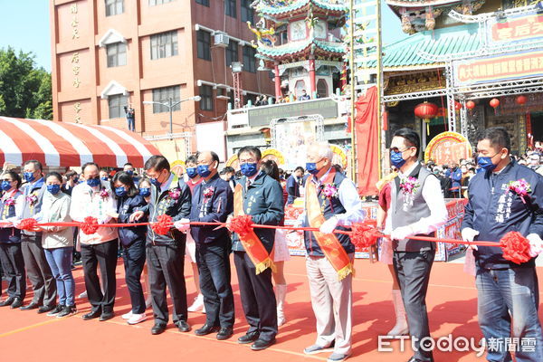 記者林悅／台南報導台南安平道壇的道長王浤儒27日上午，在安平開台天后宮廟埕前登刀梯，晉陞「安平道壇」第三代掌門人，登刀梯儀式，吸引上千人觀看，市長黃偉哲、立委林俊憲等10多位來賓到場為儀式剪綵及祝福。登刀梯儀式，有台南市長黃偉哲、民政局長姜淋煌、文化局長葉澤山、安平區長蕭泰華、中西區區長汪慶龍、立委林俊憲、市議員盧崑福、蔡淑惠、周麗津、許至椿、李啟維、林美燕及前市議員莊玉珠、市議員參選人林依婷等人到場為儀式剪彩。台南安平地區登刀梯儀式，距上次有40年之久，這次登刀梯共有36層、36