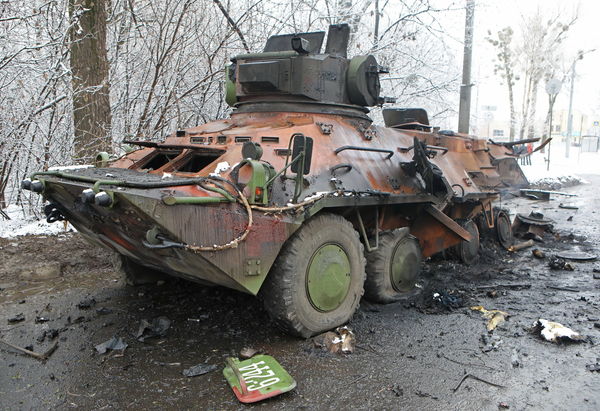 ▲▼一輛被摧毀的裝甲運兵車 (APC) 在烏克蘭哈爾科夫的路邊。（圖／路透）