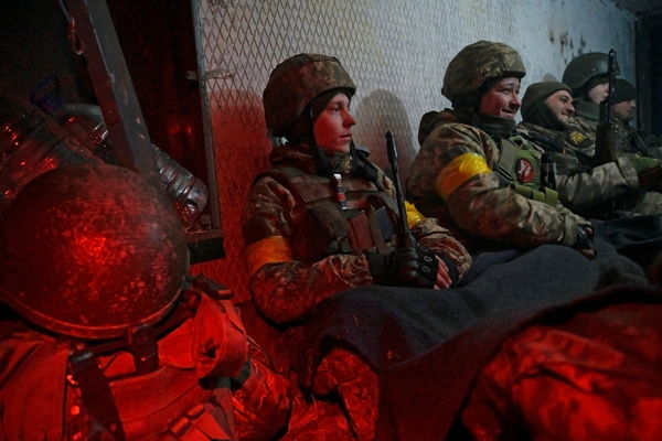 ▲▼烏克蘭軍人在基輔地區的軍事空軍基地就位。（圖／路透）