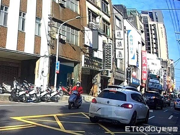 ▲白色小客車停在路中一動也不動。（圖／桃園警分局提供）