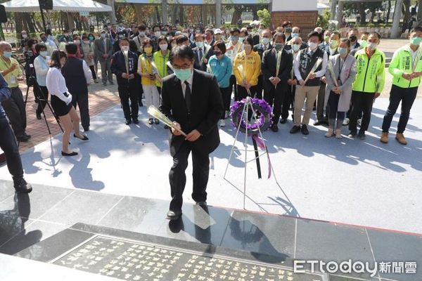 ▲台南市政府於新營228紀念碑舉行和平追思會，由市長黃偉哲主持。（圖／記者林悅翻攝，下同） 