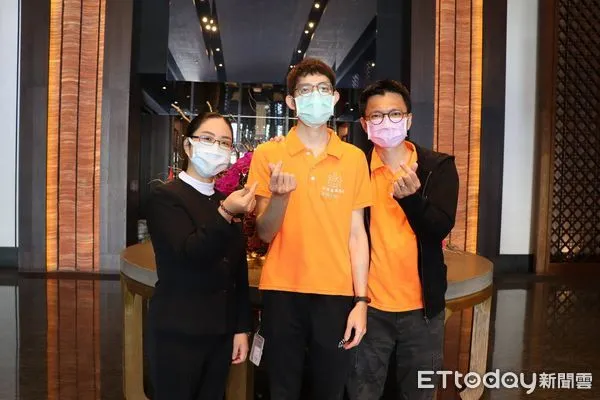 ▲患有先天性聽覺障礙的阿皓在台南就業中心幫助，進入台南晶英酒店擔任房務員，在公司特別客制化訓練指導，及暖男主管無私力挺，成為特別表揚的優秀員工。（圖／記者林悅翻攝，下同）