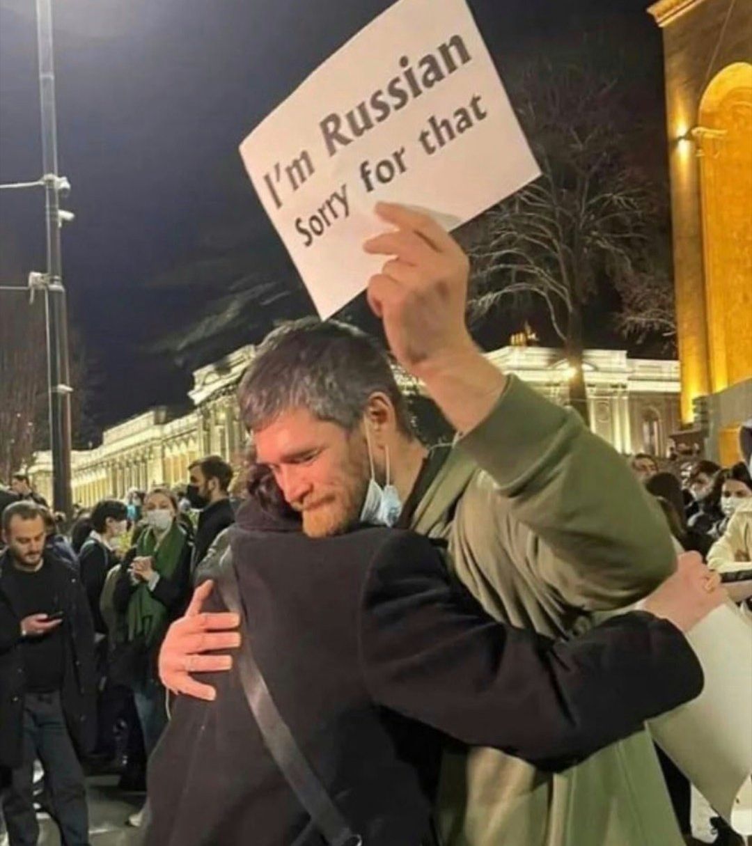 ▲▼俄羅斯有民眾舉著「我是俄羅斯人，為此感到抱歉」的標語。（圖／翻攝自Twitter／@anza_alessandro）