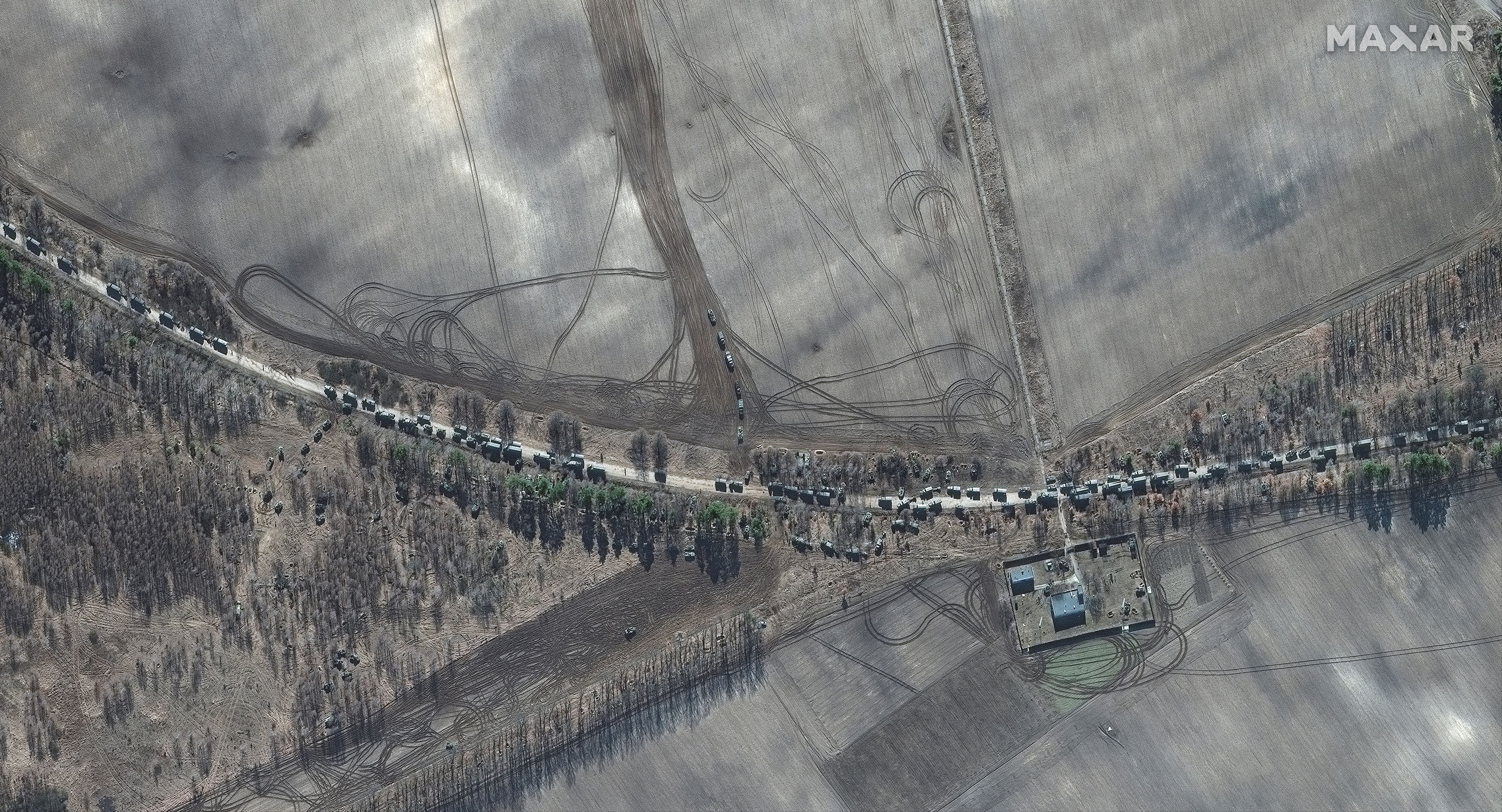 ▲▼烏克蘭安托諾夫機場以東，可以見到俄軍車隊裝甲托車的南端。（圖／路透社）