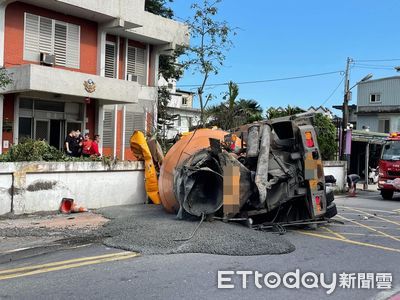 快訊／水泥預拌車爆胎失控！整輛側翻直撞警局　駕駛受困搶救中