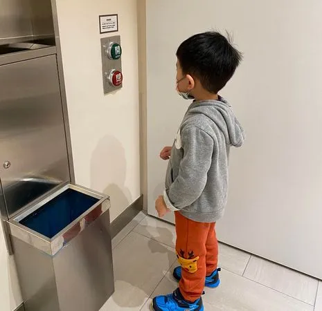 上親子廁所！兒見「邪惡之鈕」嗨喊：我要按囉　醫師爸崩潰了。（圖／取自柚子醫師粉專）