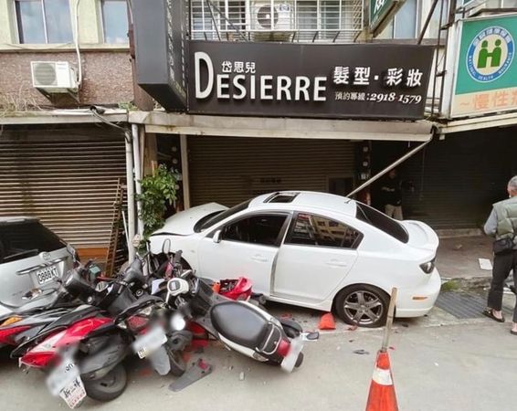 ▲▼民眾拍下白色小客車衝進髮廊騎樓             。（圖／翻攝新店好厝邊）