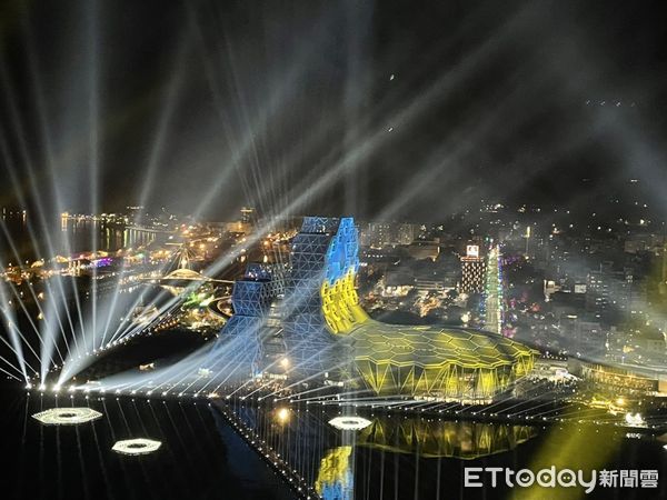 ▲▼2022台灣燈會聲援烏克蘭，愛河灣點亮國旗色。（圖／記者許宥孺攝）