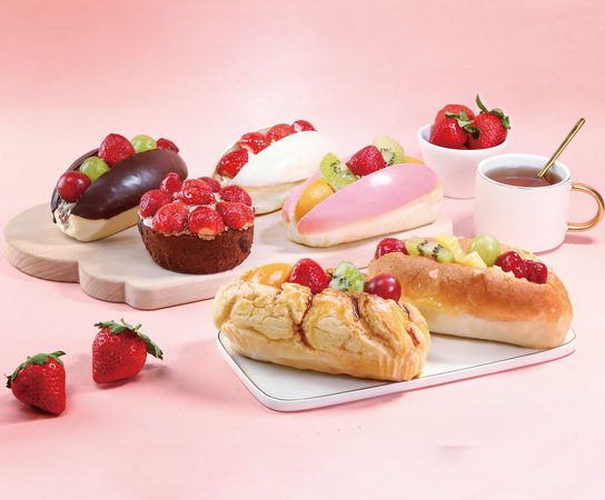 ▲▼愛買草莓季祭出期間限定甜點、零食。（圖／業者提供）