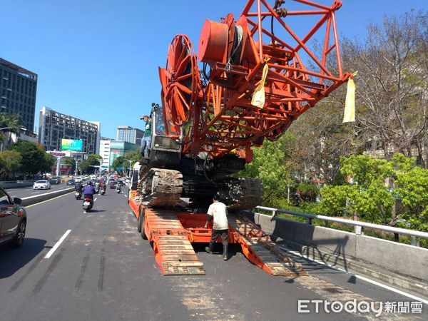 ▲▼鄭姓司機將工程車重新開上聯結車後駛離，警方也解除現場管制。（圖／記者邱中岳翻攝）