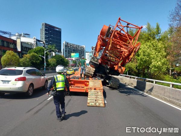 ▲▼鄭姓司機將工程車重新開上聯結車後駛離，警方也解除現場管制。（圖／記者邱中岳翻攝）