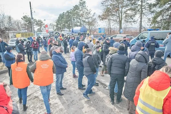 ▲▼世界展望會正在邊界為難民兒童及家庭提供飲水、衛生用品等物資，並預計為抵達他國的烏克蘭兒童及人民提供心理急救服務。（圖／台灣世界展望會提供）