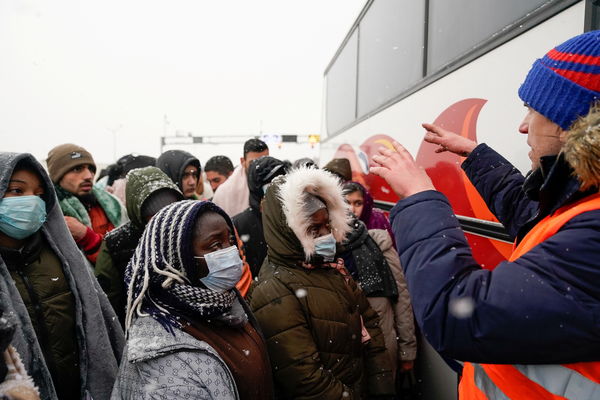 ▲▼從烏克蘭入境波蘭的民眾等待波蘭當局派遣接駁巴士，將他們載往避難中心。（圖／路透）