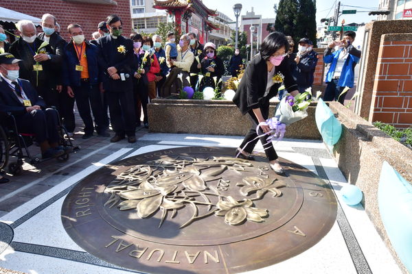 ▲彰化縣設立首座228平面紀念碑追思祈福。（圖／彰化縣政府提供）