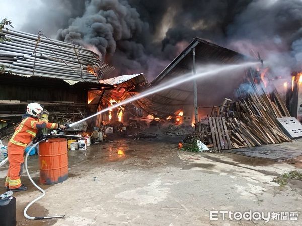 ▲桃園復興區一處建築模板倉庫大火，黑色濃煙竄升。（圖／桃園消防局提供）