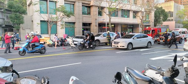 ▲▼木柵路一段1台BMW轎車逆向撞3汽車，又追撞3路邊機車。（圖／翻攝《木柵社團》）