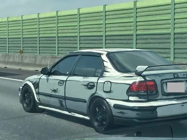 ▲▼國道巧遇「漫畫車」！特殊塗裝引朝聖 網友笑：自帶背景音。（圖／翻攝自爆廢公社二館）