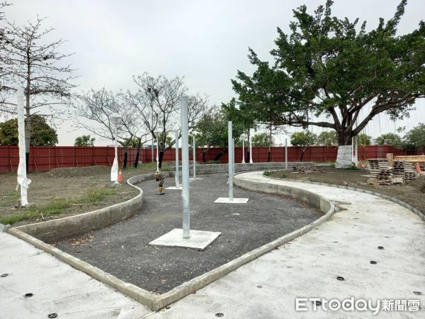 ▲台南特色遊戲場典範的安平港濱公園遊戲場工程，各項遊具設備已逐漸到位，主要高塔型複合遊具也已組裝完成。（圖／記者林悅翻攝，下同）