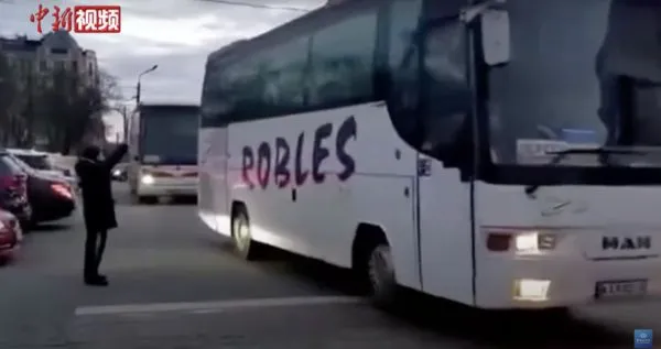 ▲▼中國從烏克蘭撤離首批公民　搭巴士前往鄰國摩爾多瓦。（圖／翻攝中新社）
