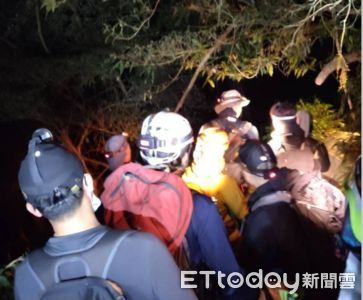 男女攀北大武山受傷求救　30人來回花5小時連夜送下山