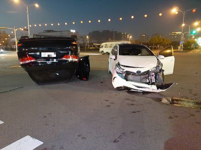 碰！台中黑車闖紅燈肇禍四輪朝天　遭撞女駕駛雙腳受傷