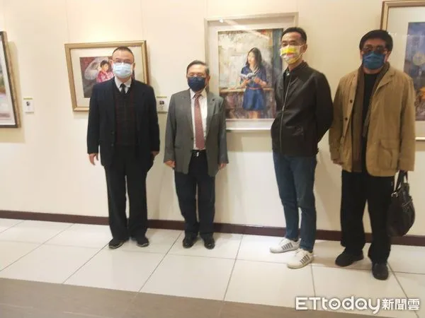 ▲醫師畫家、台南市郭綜合醫院總裁郭宗正，在台北國父紀念館舉辨的水彩創作展，吸引各界愛好藝術人士爭相欣賞。（圖／記者林悅翻攝）