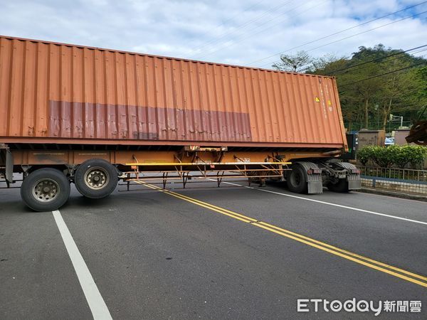 ▲▼新北瑞芳貨櫃車違規迴轉卡住。（圖／記者郭世賢翻攝）