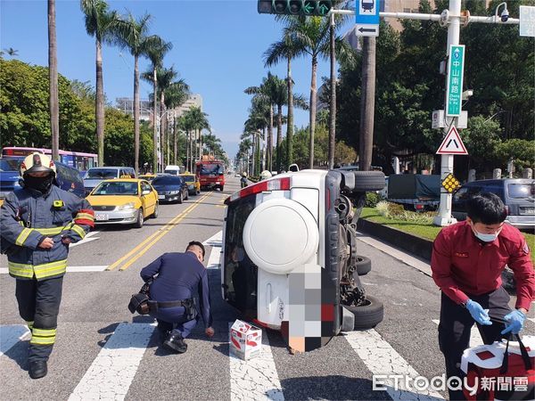 ▲▼劉姓駕駛路況不熟，邊滑手機邊開車，撞上分隔島側翻。（圖／記者邱中岳翻攝）