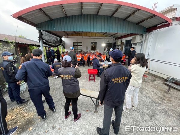 ▲屏東縣警方在佳冬鄉一鐵工廠查獲賭場             。（圖／民眾提供，下同）