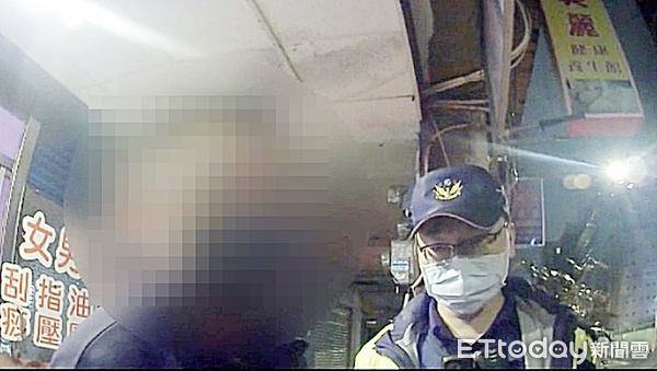 ▲桃園警分局景福派出所28日晚間盤查某按摩館，警盤查時赫然查出後座搭便車的區姓男子是通緝犯。（圖／記者沈繼昌翻攝）