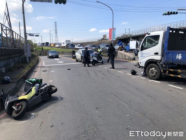 ▲▼貨車撞2機車，一騎士卡車底，另一名外送員被撞飛慘死             。（圖／記者陳以昇翻攝）