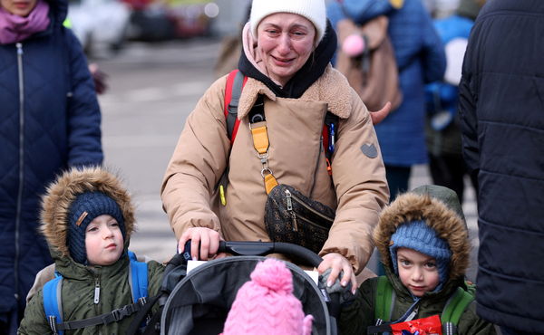 ▲烏克蘭逃難潮，許多人攜家帶眷。（圖／路透）