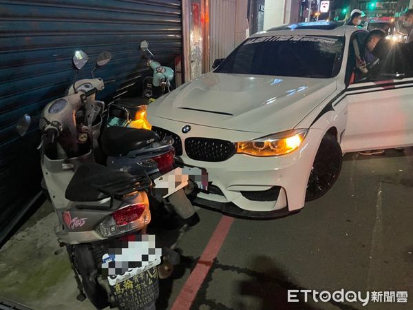 ▲▼陳姓男子衝撞路旁機車，遭警方上銬逮捕，起獲毒品咖啡包、西瓜刀、信號彈及槍管等物             。（圖／記者陳以昇翻攝）