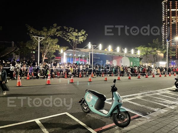▲台灣燈會27日最後一場無人機表演的散場情況             。（圖／記者許宥孺攝）
