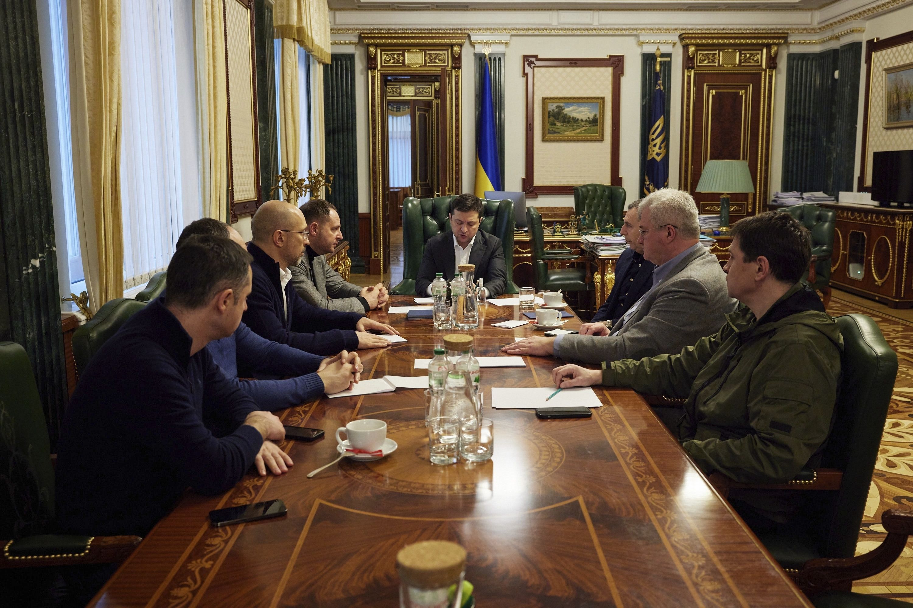 ▲▼烏克蘭總統澤倫斯基與官員開會。（圖／達志影像／美聯社）