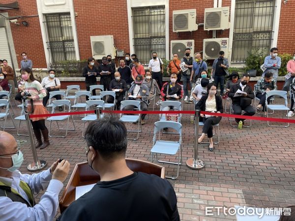 ▲行政執行署台南分署聯合拍賣日，拍出2筆土地、3部汽車、機械設備及草莓等，總計拍賣價金為新台幣1123萬4千元。（圖／記者林悅翻攝，下同）