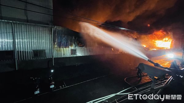 ▲▼桃園市平鎮區工業三路工廠火警。（圖／記者沈繼昌翻攝）