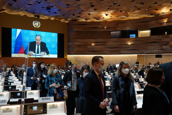▲俄羅斯外交部長拉夫羅夫在聯合國人權理事會發言，台下多國代表集體離席。（圖／路透）