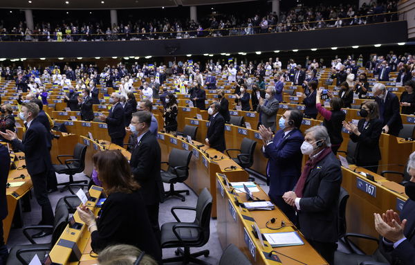 ▲▼歐洲議會通過決議，呼籲歐盟授予烏克蘭候選國地位。（圖／路透）