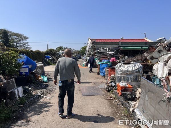 ▲台南市學甲分局查獲涉嫌連續竊取電纜線的柯姓犯嫌，起獲電纜贓物，全案依竊盜等罪嫌送辦，並擴大偵辦中。（圖／記者林悅翻攝，下同）