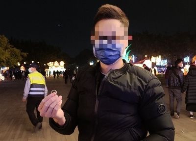 逛燈會弄丟5年婚戒！高雄男GG　鷹眼女警神救援水溝裡尋回