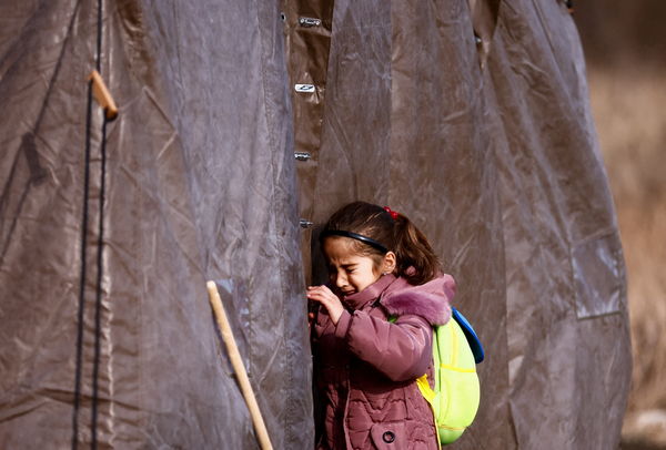 ▲▼波蘭普熱梅希爾市(Przemysl)難民營，烏克蘭女童因為被迫與父親分開無助哭泣。（圖／路透社）