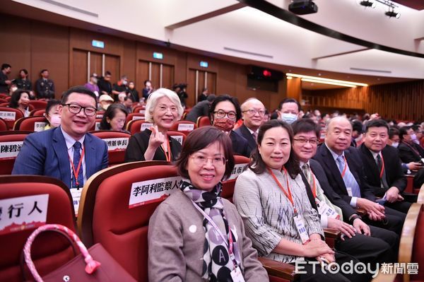 ▲▼花蓮縣長徐榛蔚親赴文化大學接受傑出校友表揚。（圖／花蓮縣政府提供，下同）