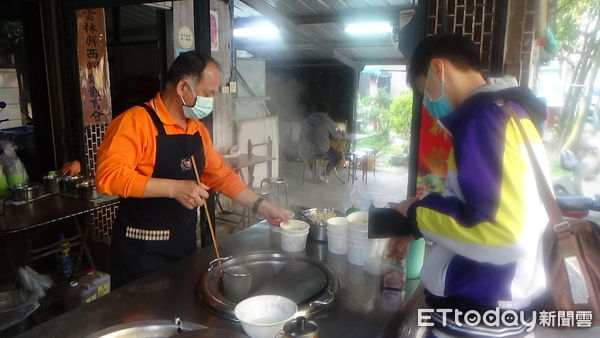 ▲西螺隱藏巷弄內的銅板美食，是在地學子福利社的肉羹麵，也是旅外遊子返鄉必嚐的懷念滋味，麵攤老板感念與學子多年情感，在萬物齊漲的時候，凍漲回饋30年一路支持老顧客。（圖／記者李政遠攝）