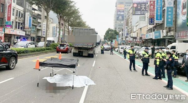 ▲桃園警分局2日上午在桃園區三民路二段發生死亡車禍，游姓女騎士遭聯結車追撞當場慘死，警方到場處理。（圖／記者沈繼昌翻攝）