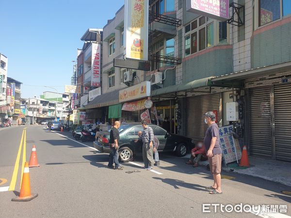 ▲▼南投縣草屯鎮虎山路車禍，89歲翁撞女騎士。（圖／民眾提供）