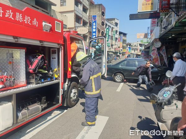 ▲▼南投縣草屯鎮虎山路車禍，89歲翁撞女騎士。（圖／民眾提供）