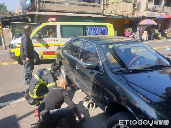 ▲▼南投縣草屯鎮虎山路車禍，89歲翁撞女騎士。（圖／民眾提供）