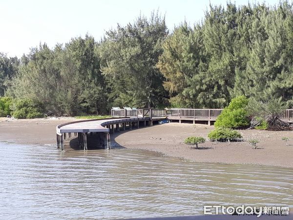 ▲下山漁港鄰近龍山宮廟廣場、黃昭堂紀念公園、黑面琵鷺賞鳥區及鹽博物館等遊憩據點，再加上搭乘娛樂漁筏遊潟湖、烤鮮蚵體驗，是親子旅遊的好選擇。（圖／記者林悅翻攝，下同）