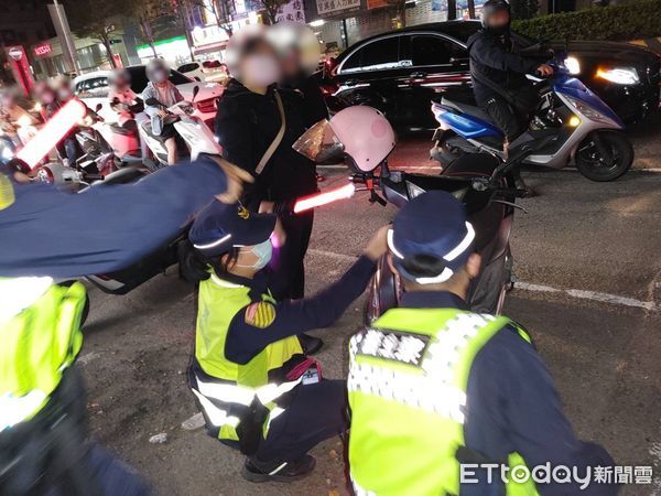 ▲台南市警永康分局1日晚上結合監理站、環保局及交通警察大隊，在永康區永大路永大拖吊場周邊道路，執行聯合稽查取締改裝汽機車。（圖／記者林悅翻攝，下同）